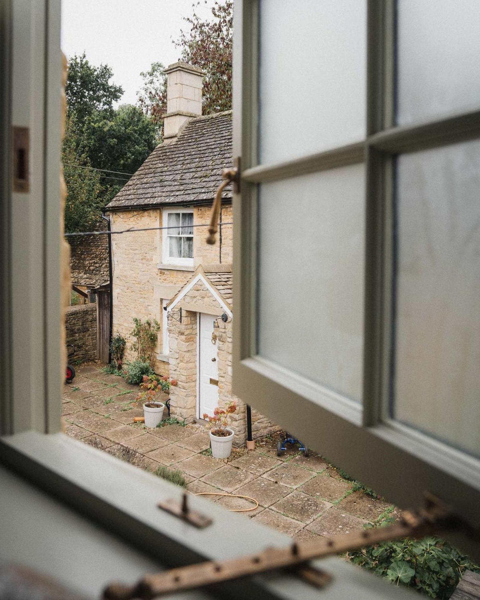 The Swan Inn Shipton under Wychwood Room photo